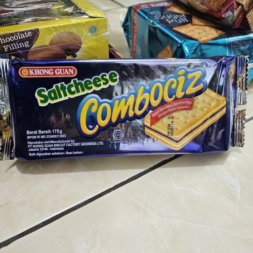 Khong Guan Saltcheese Combociz 起司夾心巧克力威化 175g